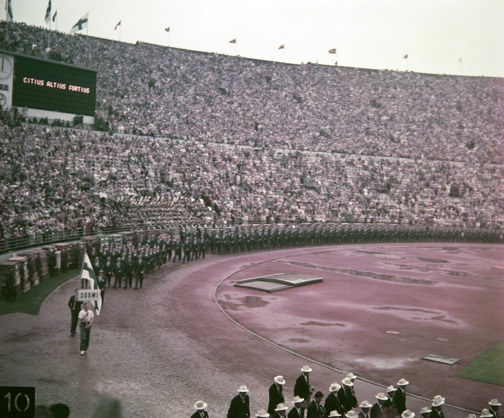 Helsingin olympialaiset 1952. Suomen joukkue marssimassa Olympiastadionilla kisojen avajaisissa.