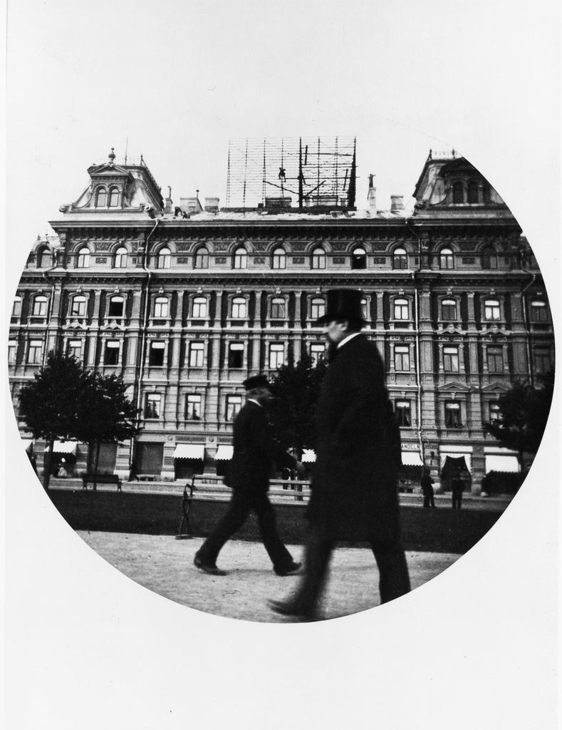 Senaattori Leo Mechelin Runebergin esplanadilla. Taustalla Pohjoisesplanadi 25, Grönqvistin talo, arkkitehti Th. Höjer, valmistunut 1882.