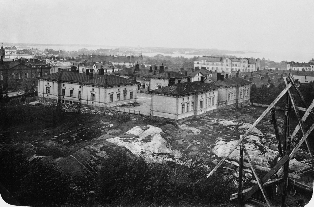 Kuvattu vanhalle Kätilöopistolle (Tehtaankatu 1 c- Neitsytpolku 11) päin rakenteilla olevan Kasarmikatu 2:n katolta.