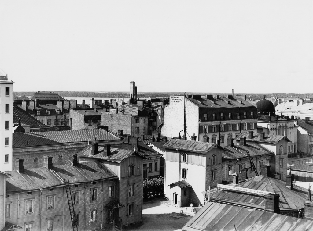 Malminkatu 1-3, taustalla 18, 20, 22, 24, 26. Kuvattu Fredrikinkatu 61:stä.