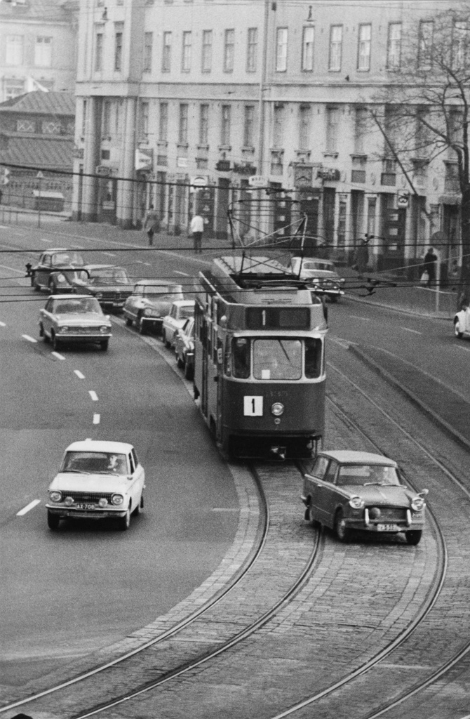 Linjan 1 raitiovaunu Hämeentien ja Vilhovuorenkadun risteyksessä. Taustalla Hämeentie 35,37.