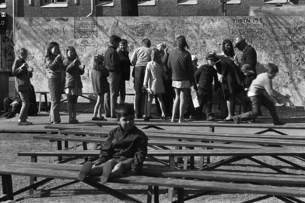 Karhupuisto. Helsingin juhlaviikot. Lapsia puhaltamassa saippuakuplia puistotapahtumaan pystytetyn esiintymislavan edustalla Karhupuistossa.