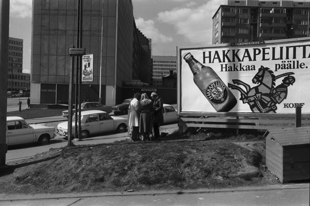 Porthaninkatu. Nuorisoa Hakkapeliitta-olutmainoksen vieressä Porthaninkadun ja Siltasaarenkadun kulmassa.