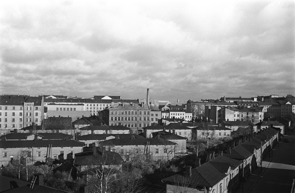 Lastenkodinkatu 2-10. Korkealta kuvattu kaupunkinäkymä ns. Ruoholahden sadan markan villojen alueella. Alhaalla oikealla Ruoholahdenkatu.