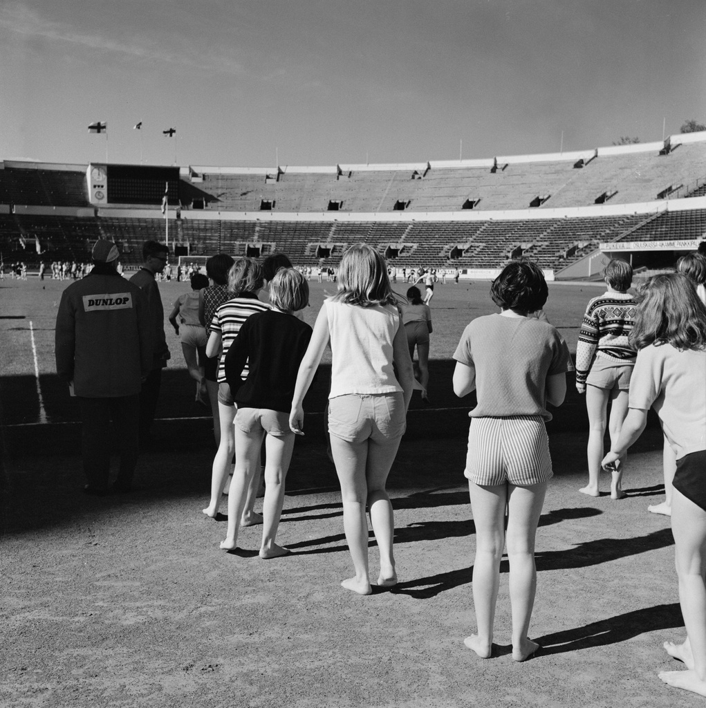 Koululaisten viestinjuoksukilpailu Olympiastadionilla.