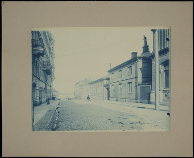 Eteläinen Makasiinikatu 4, 2. Numero 4, Unioninkadun kulmatalo, arkkitehti C. L. Engel, rakennettu 1827 Senaatintorilta puretun Ulrika Eleonoran kirkon puutavarasta.  duplicate photo