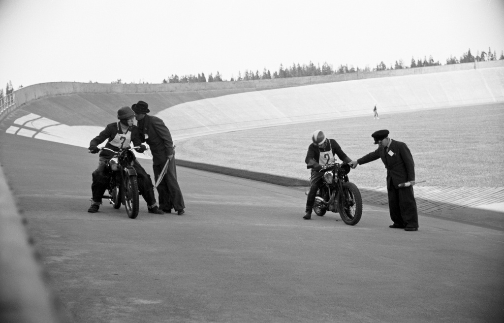 Velodrom, Helsingin pyöräilystadion, moottoripyöräkilpailut. Kaksi kilpailijaa ja toimitsijat lähdössä.