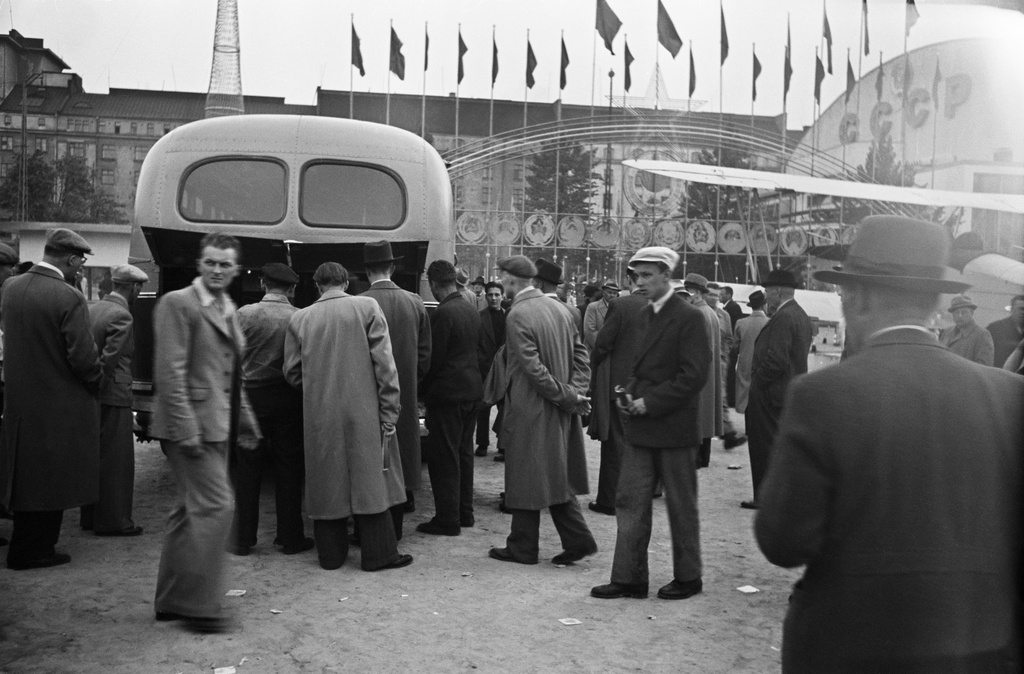 Neuvostoliiton teollisuusnäyttely Messuhallissa(=Töölön kisahalli) 29.5.-13.6.1948. Yleisöä linja-auton ympärillä Messukentällä(=Mäntymäenkenttä).