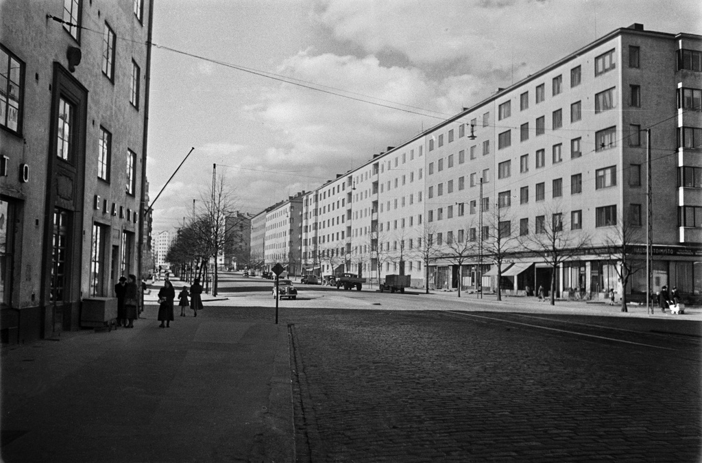 Mannerheimintie 53 - 71. Vasemmalla Elannon myymälä, Mannerheimintie 104.
