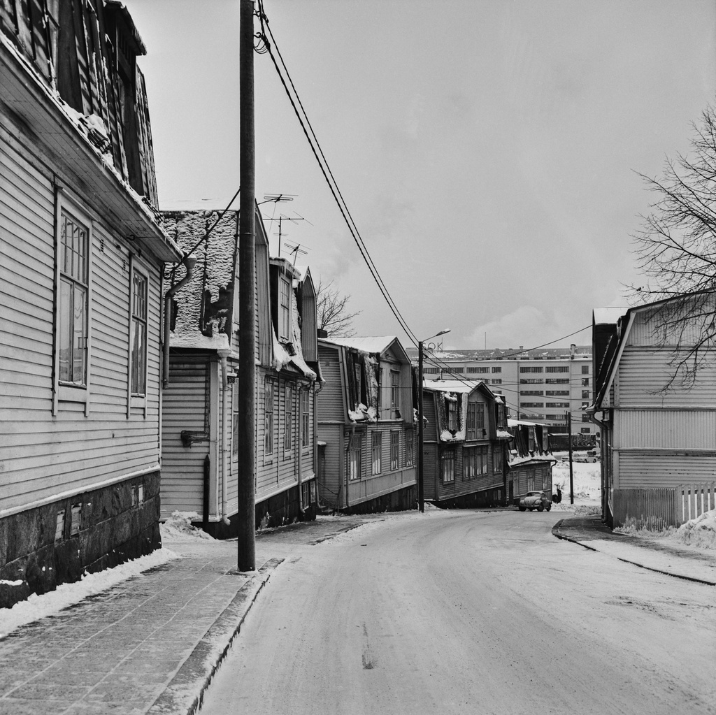 Vallilantie 38, 40, 42 ja 44 Suvannontien suuntaan nähtynä, taustalla Teollisuuskatu.