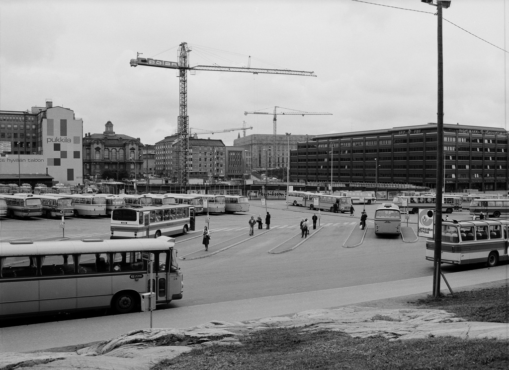 Kamppi, linja-autoaseman Kampin kenttä. Taustalla linja-autoasemarakennus. Syyskuu 1977.