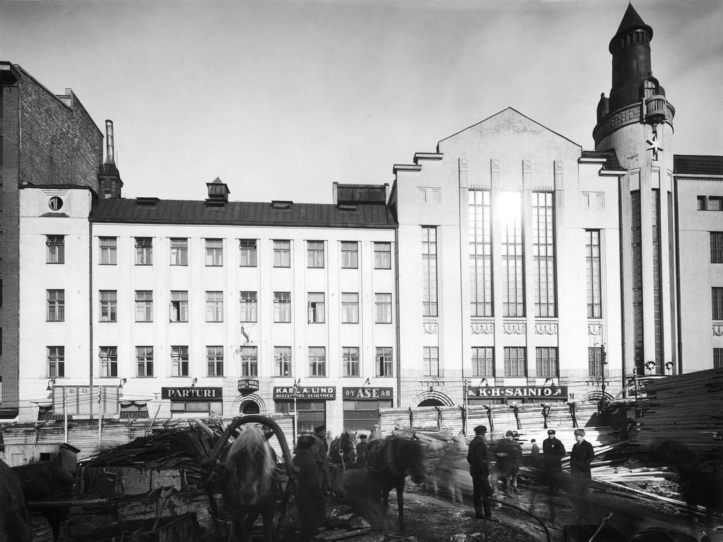 Kluuvikatu 8 rakennustyömaa,urakoitsija O.Vilamo.Taustalla Heimolan talo Hallituskatu 15 (Yliopistonkatu 5)