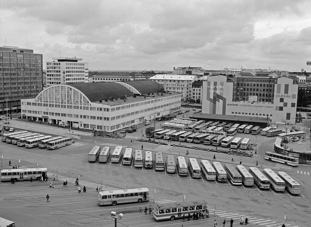Kamppi, linja-autoasema. Taustalla Salomonkatu 15, 13 (vas. lukien). Panoraama Annankatu 34:stä. Syyskuu 1977.