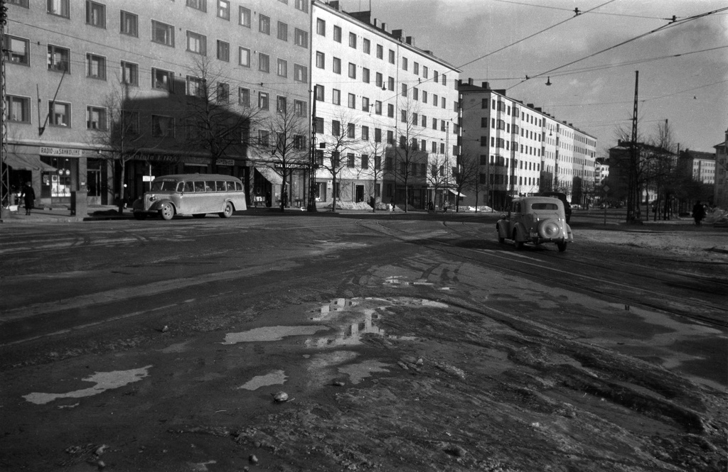 Mannerheimintie 69 - 63. Mannerheimintie 69 katutasossa liiketiloja: Radio- ja sähköliike, Ravintola Eira, Laukku-aitta ja hautaustoimisto.