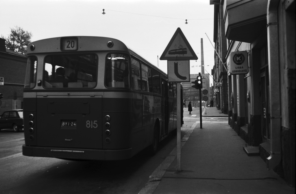 Näkymä Hietalahdenkadulta Eerikinkadun suunnalta kaakkoon. Etualalla Helsingin liikennelaitoksen bussi 20, taustalla Oy Sinebrychoff Ab:n tehtaan piippu. Lähin rakennus oikealla Hietalahdenkatu 12, vasemmalla Kalevankatu 48 päätyä.