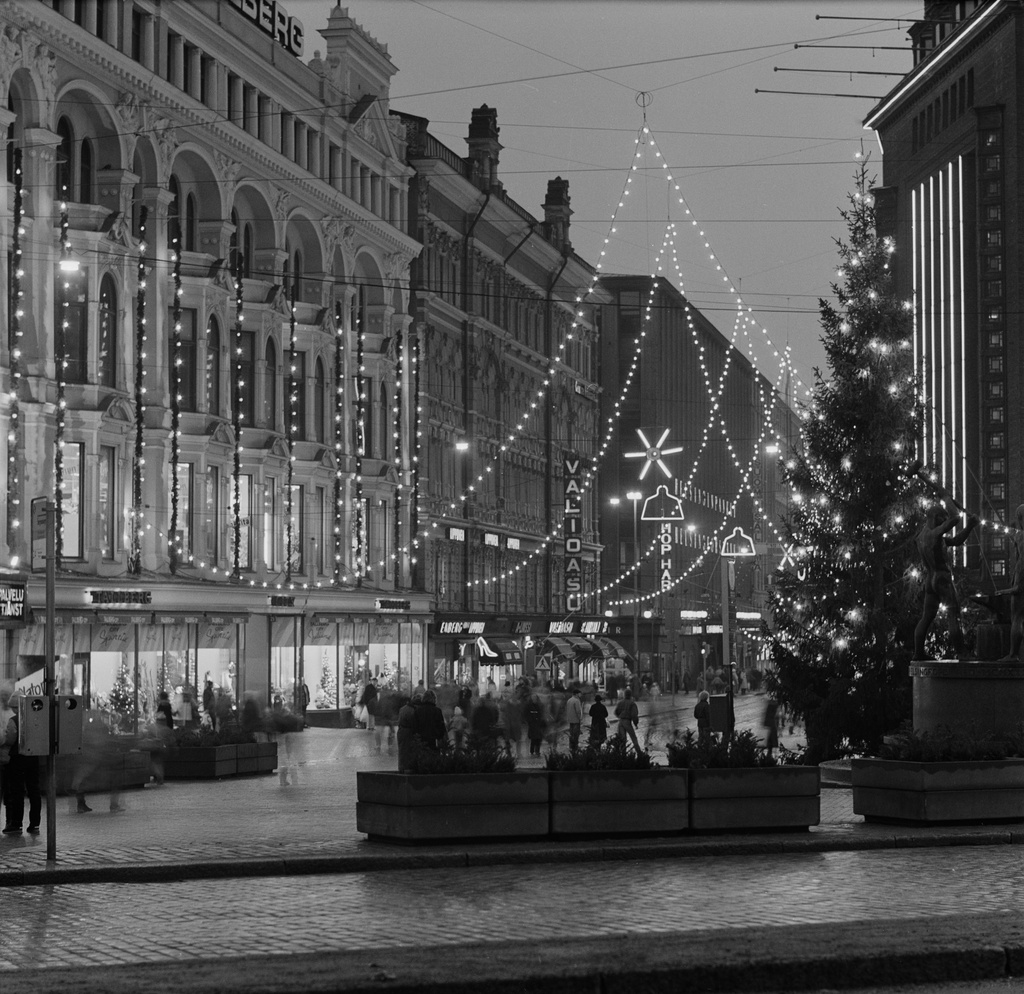 Aleksanterinkatu joulukatuna nähtynä Kolmensepänaukiolta.