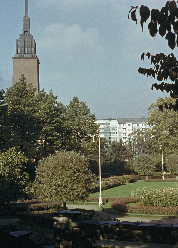 Mikael Agricolan kirkko, Tehtaankatu 23. Valmistunut 1935, arkkitehti Lars Sonck. Kuvattu Eiran puistosta, taustalla Sepänkadun rakennuksia.