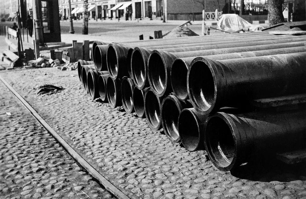 Putkitöitä, ilm. viemäriputkia, Turuntie 9 (= Mannerheimintie 17) Hippodromin kohdalla.