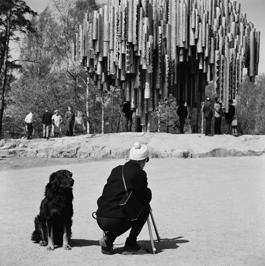 Valokuvaaja kuvaa Sibeliusmonumenttia Sibeliuksen puistossa.