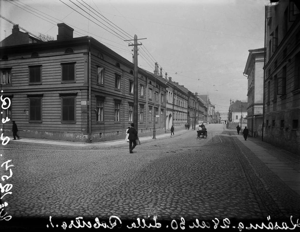 Kasarmikatu 30 - Pieni Roobertinkatu 1. Näkymä Kasarmikadulle.