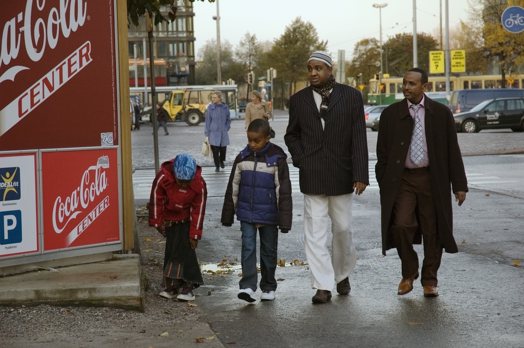 Muslimeja saapumassa eid-aamurukoukseen, joka päättää paaston. Tilaisuus järjestetään Arena Center Jaffa Stationissa, Hakaniemessä.