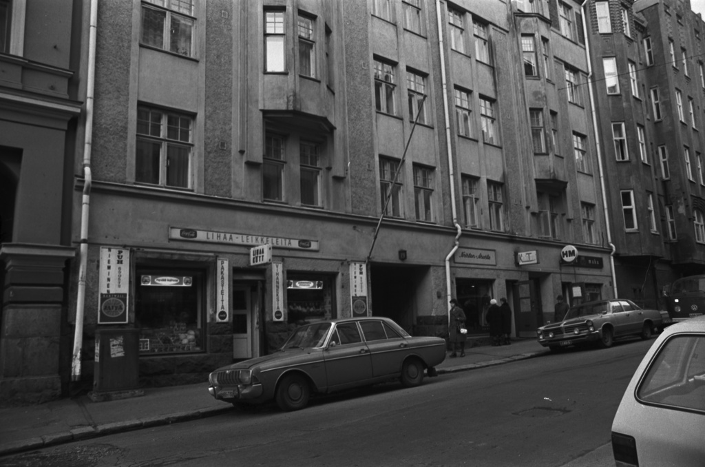 Pursimiehenkatu 19. Pursimiehenkatu 19:n julkisivua Punavuoressa. Kivijalassa useita pikkuliikkeitä.