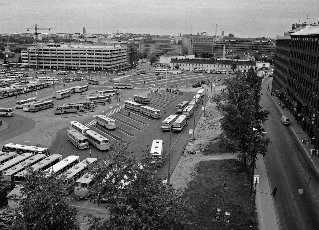 Kamppi, linja-autoasema. Oikealla Kampinkatu (nyk. Urho Kekkosen katu). Kuvattu Sähkötalon (Fredrikinkatu 44) katolta koilliseen.