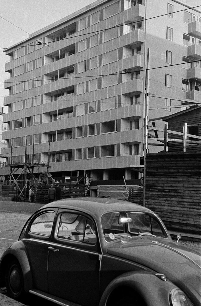 Porthaninkatu 13 (Viides linja 9) kuvattuna lännestä. Rakennusvuosi 1960.