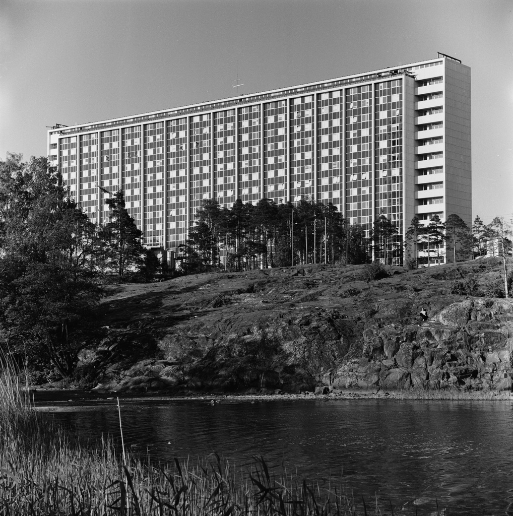 Meilahden sairaala, Haartmaninkatu 4. Kuvattu Humallahdelta. Etualalla Humallahdenpuisto.