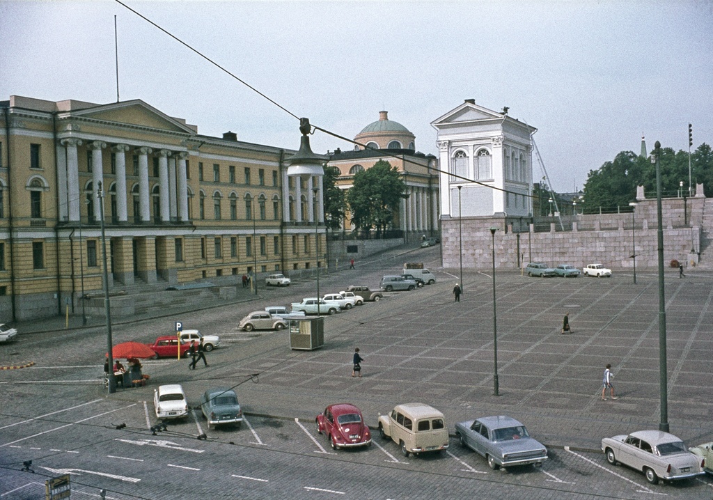 Näkymä Aleksanterinkadulta kohti Helsingin yliopistoa, yliopiston kirjastoa ja Tuomiokirkon kellotapulia kohden.