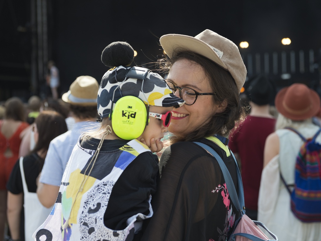 Lastenmusiikkifani. Hanne ja Aava Valtari ovat Flow Festivalin päälavan luona katsomassa Iisan esiintymistä. Aavalla on päässään kuulosuojaimet niin kuin aina hänen ollessaan musiikkitapahtumissa.