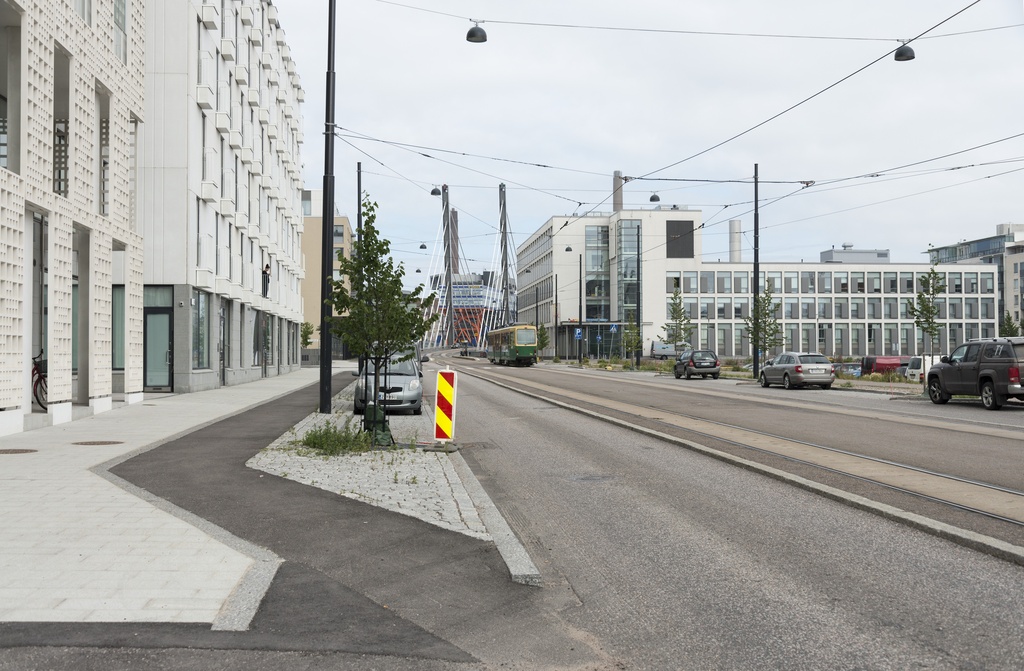 Jätkäsaaren dokumentointi. Länsisatamankatu 23, taustalla Länsisatamankatu 16 ja Crusellin silta. Raitiovaunu 8 ajaa kohti Ruoholahtea.