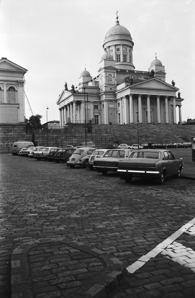 Hallituskatu 7. Unioninkatu. Tuomiokirkko Unioninkadun ja Aleksanterinkadun kulmasta kuvattuna. Torin laidalla autoja vinoparkissa.