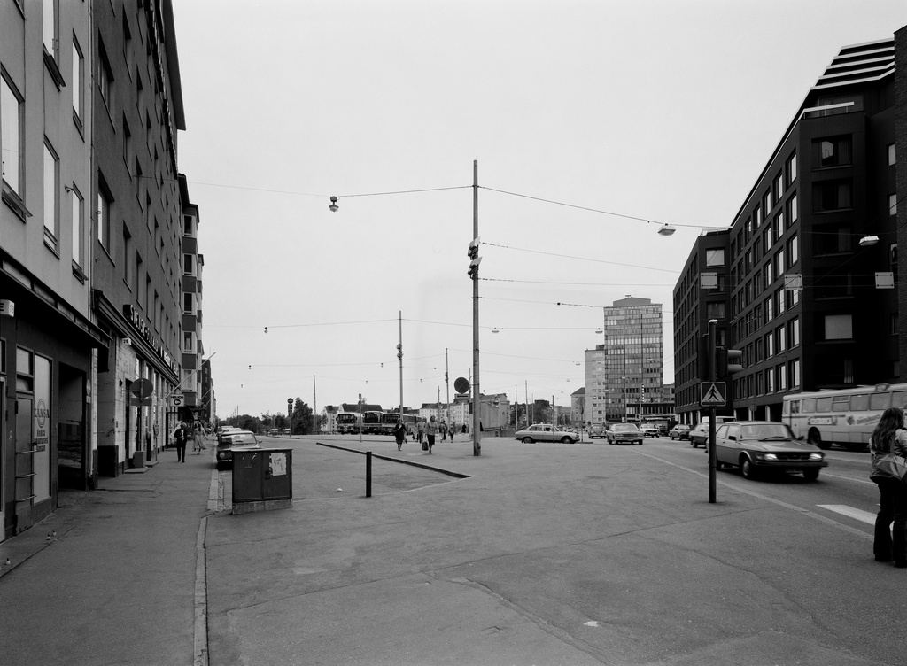 Kampin kolmiota kuvattu Kampin torilta käsin. Vasemmalla Malminkatu, oikealla ensin Sähkötalo ja seuraavana Autotalo.