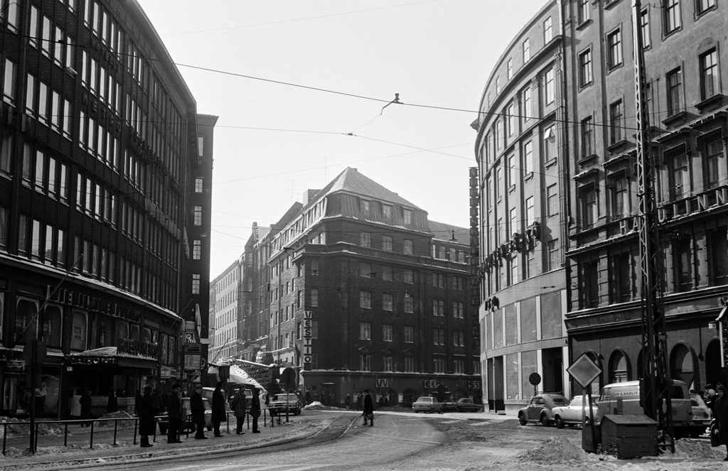 Kaisaniemenkatu 16, 14, 6, 4, 10. Taustalla Vuorikadun portaat.