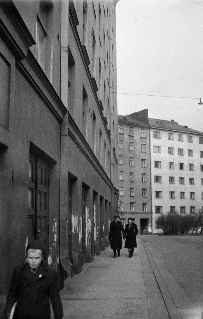 Agricolankuja 2, 4, 6, jalankulkijoita.