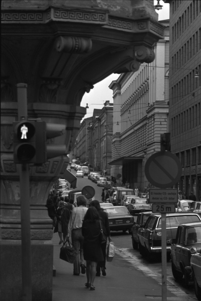 Näkymä Pohjoisesplanadin kulmasta Fabianinkadulle, Aleksanterinkadun suuntaan. Keskellä Helsingin yliopiston päärakennus.