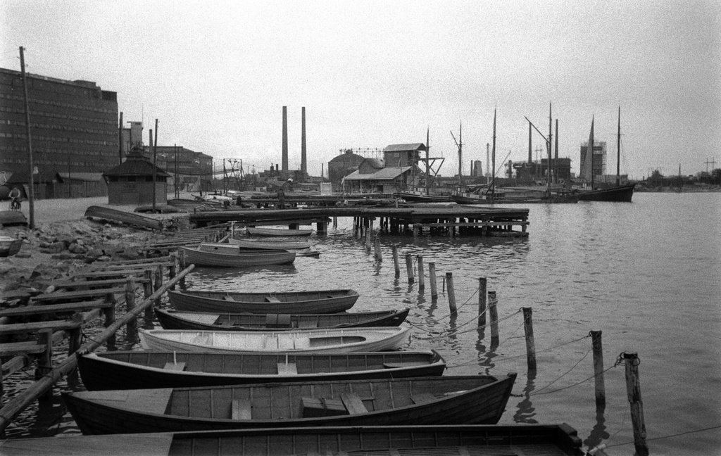 Veneitä Suvilahden rannalla. Vasemmalla Sörnäisten rantatie ja OTK:n mylly. Taustalla Sörnäisten satamaa ja voimala-aluetta.