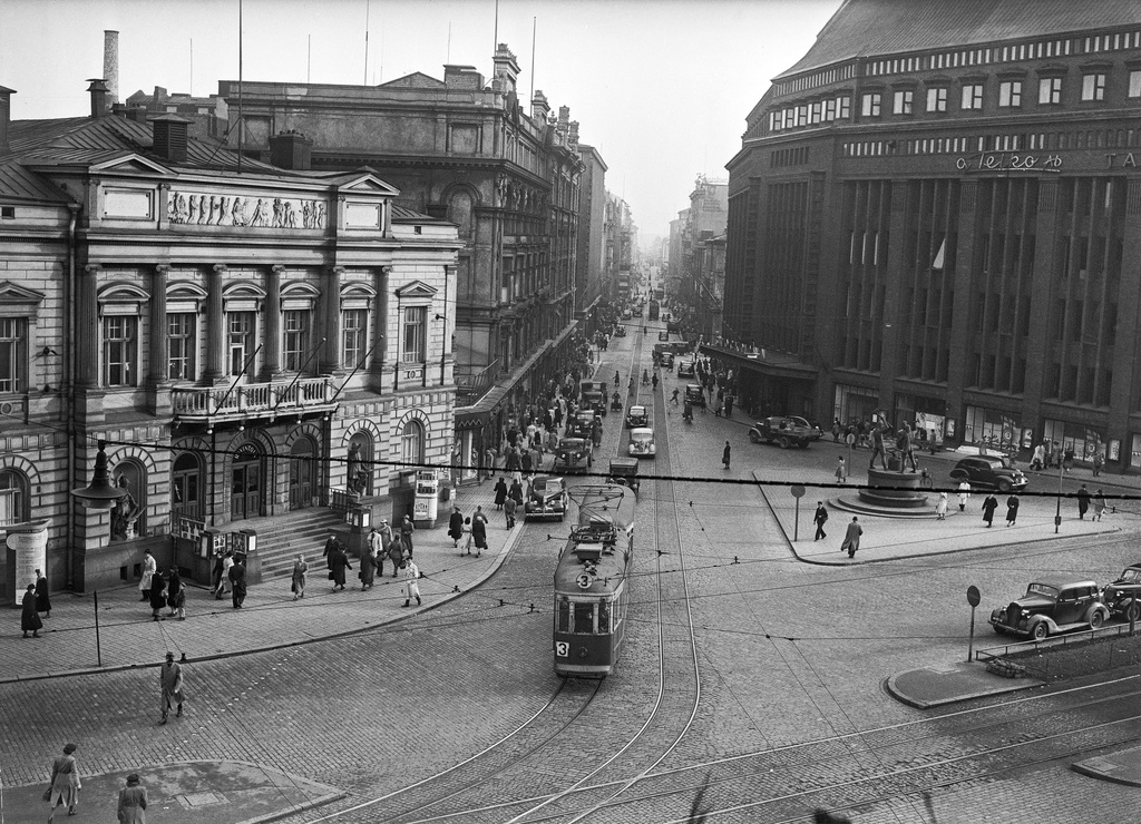 Aleksanterinkatu 52 - Mannerheimintie 1, 3. Vasemmalla Vanha ylioppilastalo, Aleksanterinkatu 23 ja oikealla Stockmann, Aleksanterinkatu 52