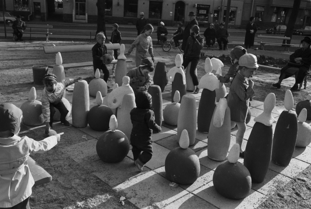 Karhupuisto. Helsingin juhlaviikot. Lapsia suurella shakkilaudalla nappuloiden keskellä Karhupuistossa puistotapahtuman aikaan.