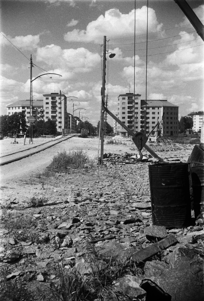 Munkkiniemen raitiotie, taustalla Iso Puistotie (=Munkkiniemen puistotie) 1 ja 2.