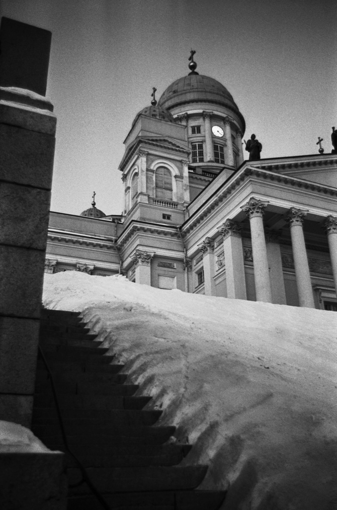 Hallituskatu 7. Tuomiokirkko talvi-illan hämärässä lumisten portaiden juurelta Senaatintorin suunnalta kuvattuna.