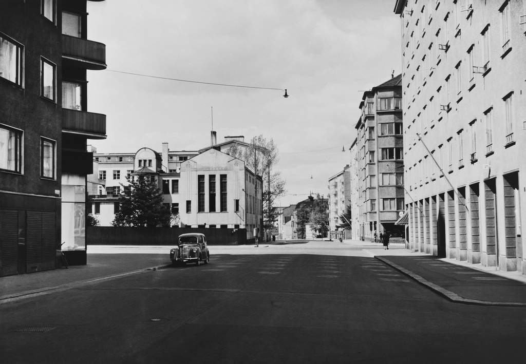 Töölönkatu 27, 29, 31, 33, 35, 37 ja 36, 38. Poikkikatu: Runeberginkatu 52. Vasemmalla kadunkulmassa Töölön sähköasema (Selim A. Lindqvist, 1911).