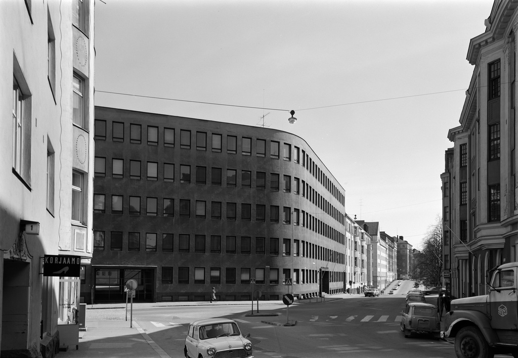 Suomalaisen Yhteislyseon rakennus nähtynä Nervanderinkadun ja Cygnaeuksenkadun risteyksen toiselta puolelta. Nervanderinkatu 13 vasemmalla, Cygnaeuksenkatu 1 oikealla.