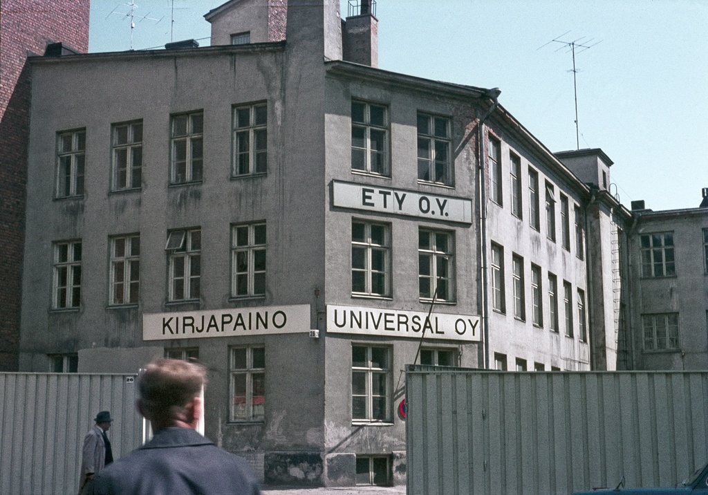 Kalevankatu 26, piha. Rakennuksessa kosmetiikkatehdas Ety Oy:n ja Kirjapaino Universal Oy:n kyltit.
