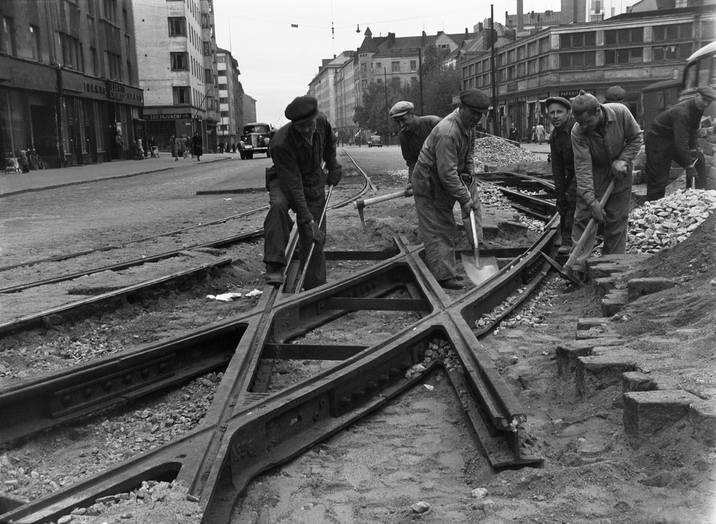 Helsinginkadun toisen raiteen rakennustöitä Hämeentien ja Helsinginkadun risteyksessä. Taustalla oikealla Helsinginkatu 1.