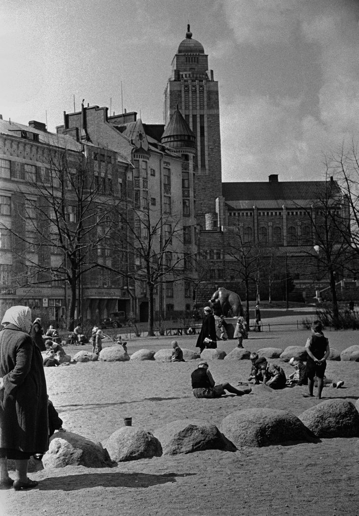 Karhupuisto, taustalla Viides linja 16,18 ja Kallion kirkko