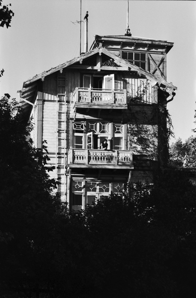 Kolmikerroksinen puurakenteinen huvila Villa Toivola Seurasaarentien itäpäässä.