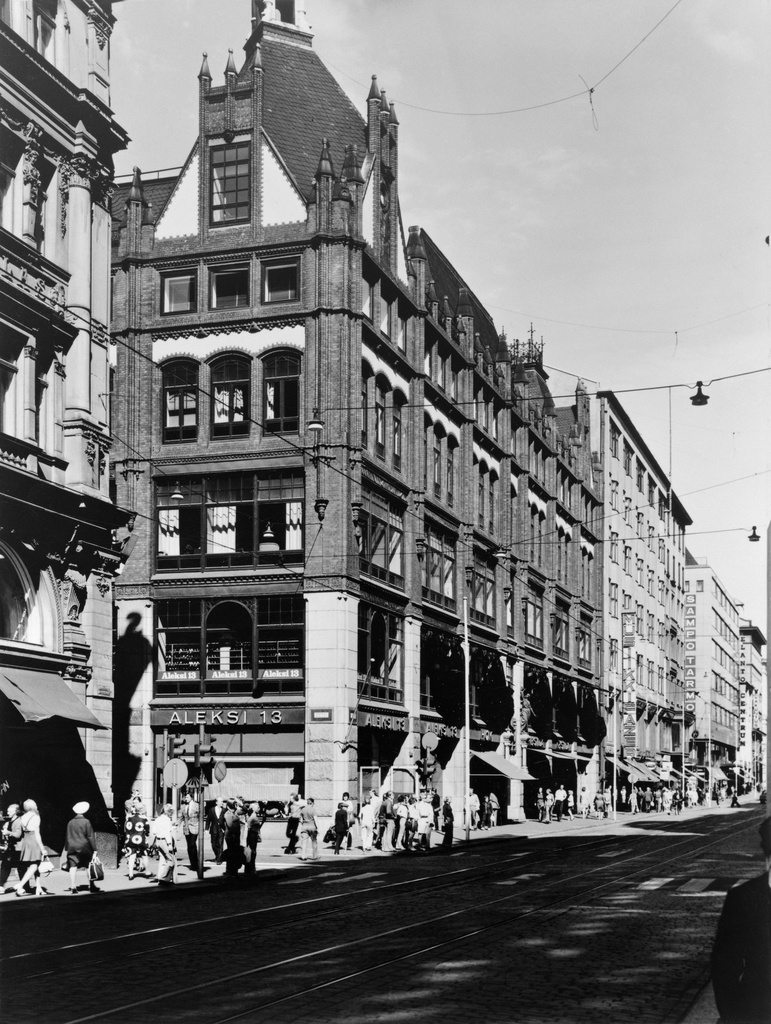 Aleksanterinkatu 13. 1900 valmistunut Lundqvistin liikepalatsi, jonka suunnitteli arkkitehti Selim A. Lindqvist. Lundqvistin talo voidaan ensimmäisenä liikerakennuksena Suomessa rinnastaa Chicagon koulukunnan luomuksiin. Sen kantava runko ja jugend-tyyliset julkisivut on erotettu toisistaan. Aleksi 13 -tavaratalon lippulaivamyymälä on sijainnut talossa jo vuodesta 1967. Nykyisin talo on suojeltu, historiallisestikin merkittävä rakennus.
