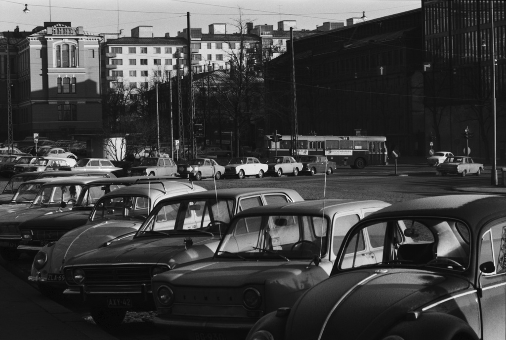 Kamppi, Hietalahdenranta. Näkymä Hietalahdenrannasta koilliseen, Bulevardin suuntaan. Kadun laidoilla sekä Hietalahdentorilla pysäköityjä autoja (lähimpinä VW Kuplia, Simca 1000, Ford Cortina, Moskvitsh Elite). Taustalla oikealla Punavuoressa Oy Sinebrychoff Ab:n tehdas.